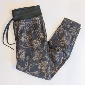 ATHLETA Trekkie North Printed Jogger Terra Firma Olive Size 6